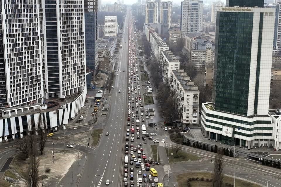 En Kiev se reportó caos vial debido a las personas que intentan salir de la ciudad.