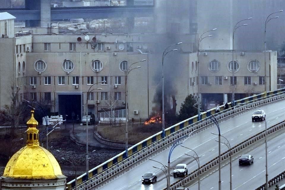 El humo y las llamas se elevan cerca de un edificio militar después de un aparente ataque ruso en Kiev, Ucrania.