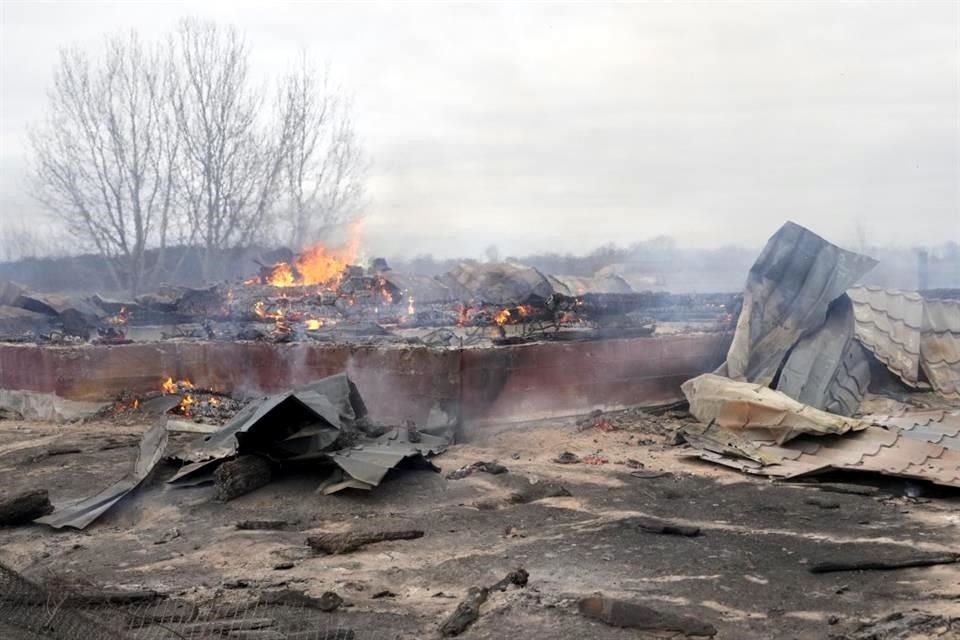 Vista del daño de bombardeos rusos a las afueras de Kiev.