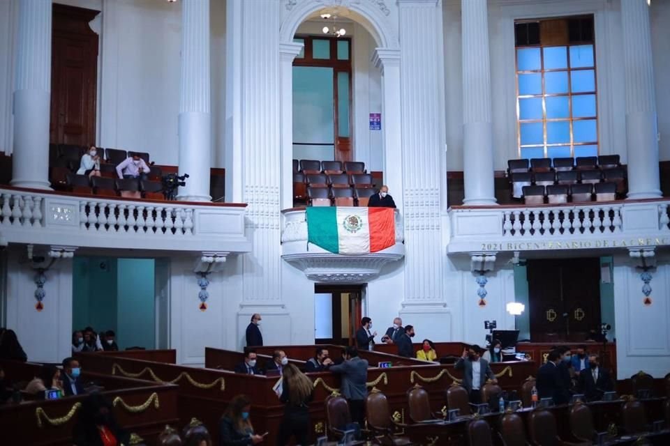 La Mesa Directiva sometió a votación limitar las participaciones en tribuna de los legisladores y en respuesta el PAN, PRI y PRD abandonaron el recinto.