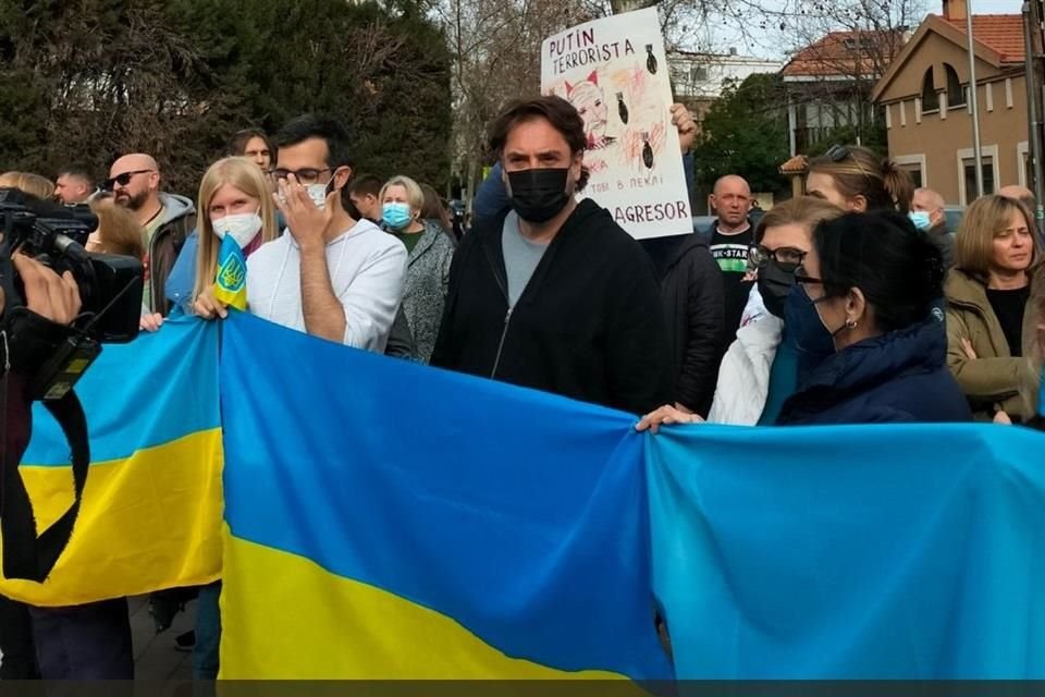 Javier Bardem protestó afuera de la embajada rusa en Madrid en solidaridad a Ucrania; asegura que ataques de Putin afectan a todo el mundo.