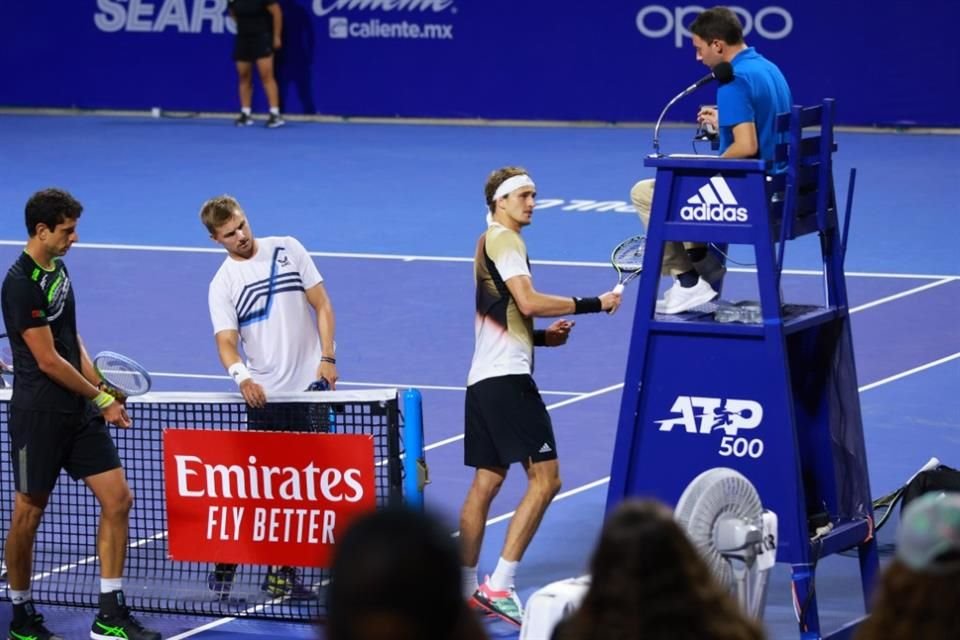 Zverev perdió el control tras perder en dobles y golpeó la silla del juez principal.