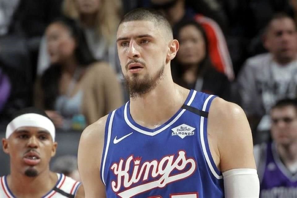 Alex Len lamentó lo que está pasando en su país.