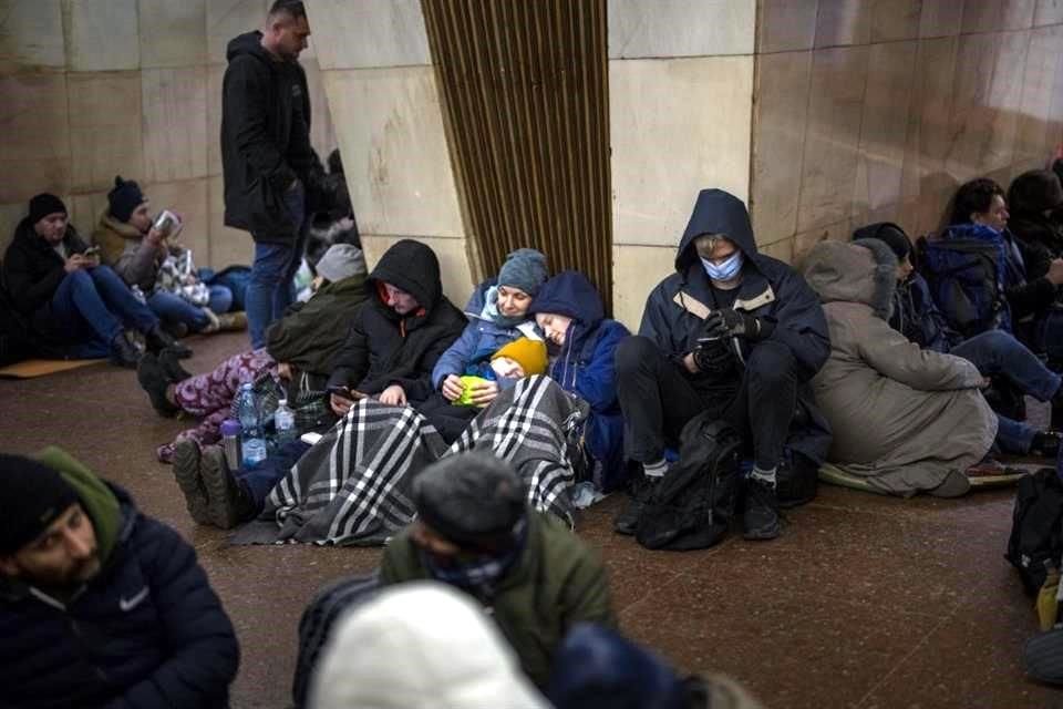 Las personas trataban de dormir en el subterráneo, que les servía como refugio antibombas.