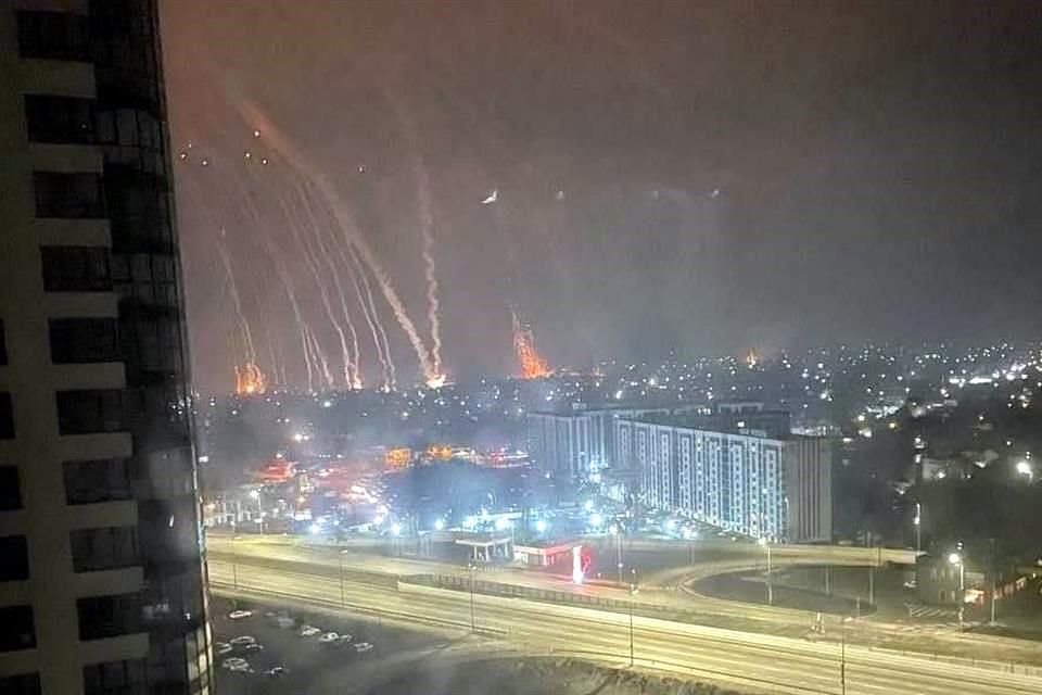 Varias explosiones han sido reportadas en la zona central de Kiev, la capital ucraniana, un día después de que Rusia inició ataque al país.