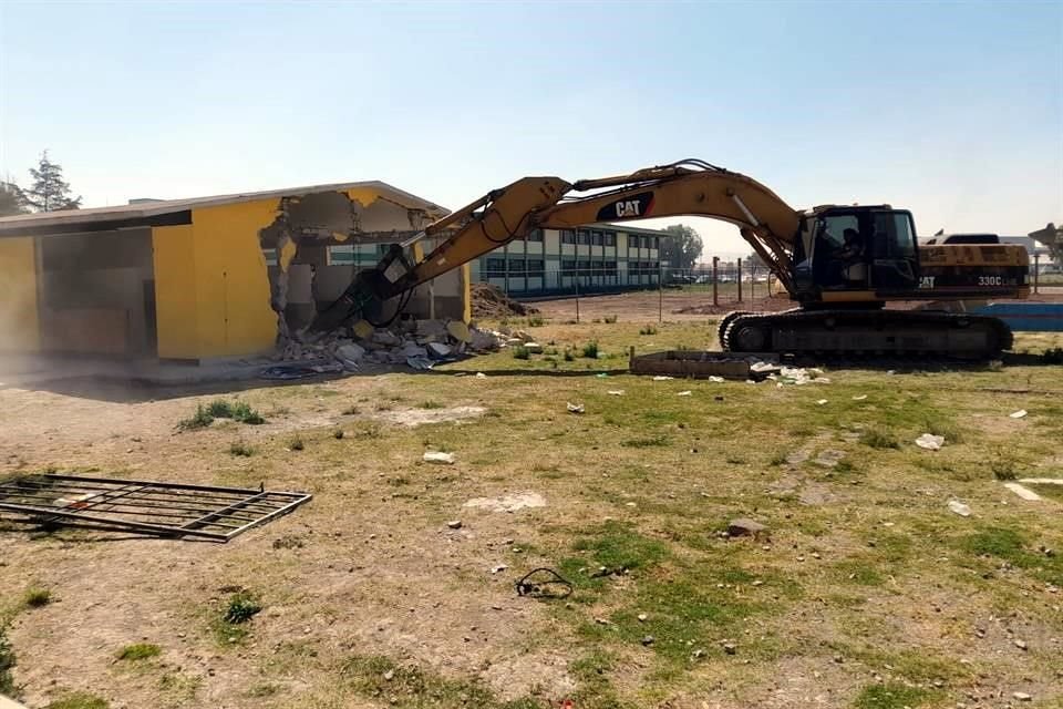 Los muros y techos de la escuela que albergó el proyecto son derribados con retroexcavadoras ante el avance de las obras del Aeropuerto Internacional Felipe Ángeles.