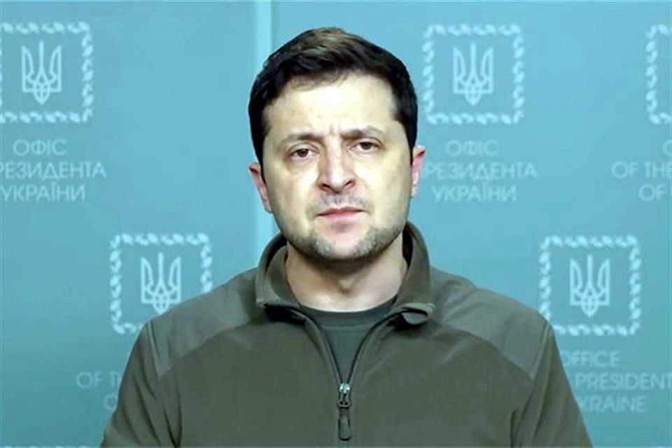 El Presidente de Ucrania, Volodimir Zelensky, dio un mensaje televisado en el que señaló a Rusia de atacar con todas sus fuerzas para tomar Kiev. 'No podemos perder la capital', dijo.