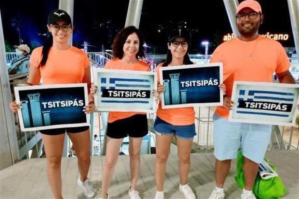 De esta manera se apoyaba a Tsitsipas en la tribuna.