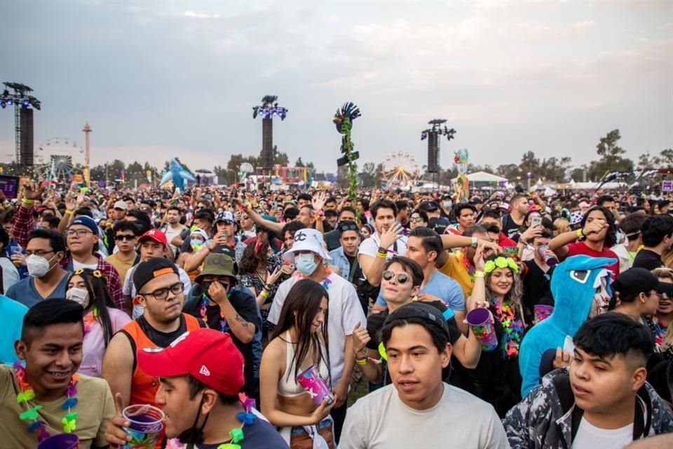 Lo que quiere la gente es bailar, moverse al compás de los remixes de los DJ's del momento.