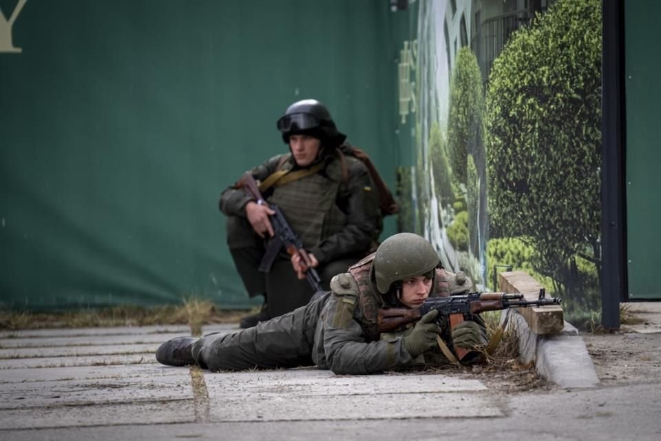 Soldados ucranianos en posición durante la invasión a su país por parte de Rusia.