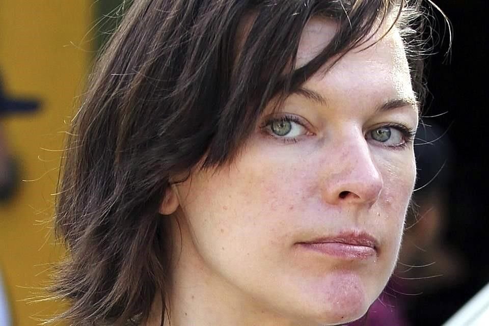 La actriz Milla Jovovich expresó su asombro por la situación que viven familiares y amigos en Ucrania, donde se registran bombardeos.