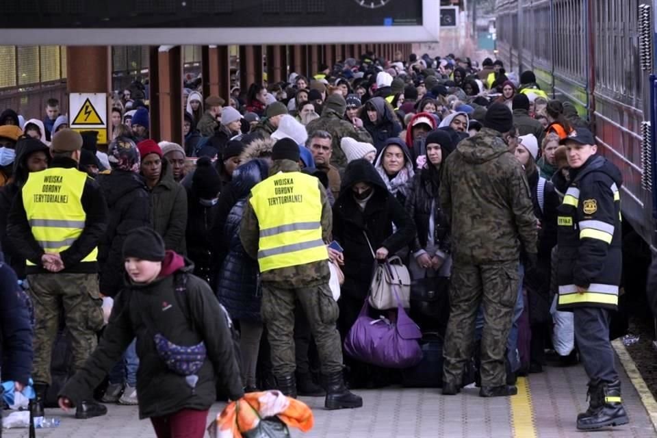 Refugiados de Ucrania en la estación Przemysl, Polonia, este domingo.