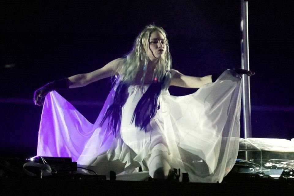 La canadiense Grimes sorprendió en pleno EDC, ante más de 98 mil asistentes que se dieron cita en el segundo día del festival.