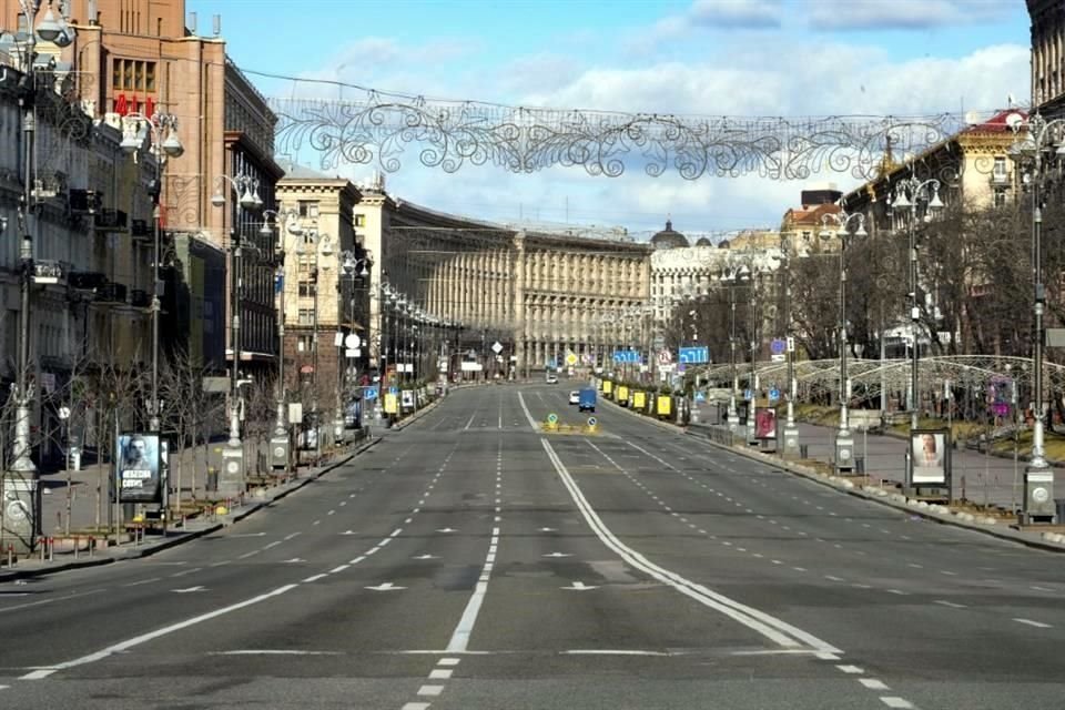 Vista de la calle Khreshchatyk en el centro de Kiev, capital de Ucrania, durante el toque de queda impuesto por las autoridades.