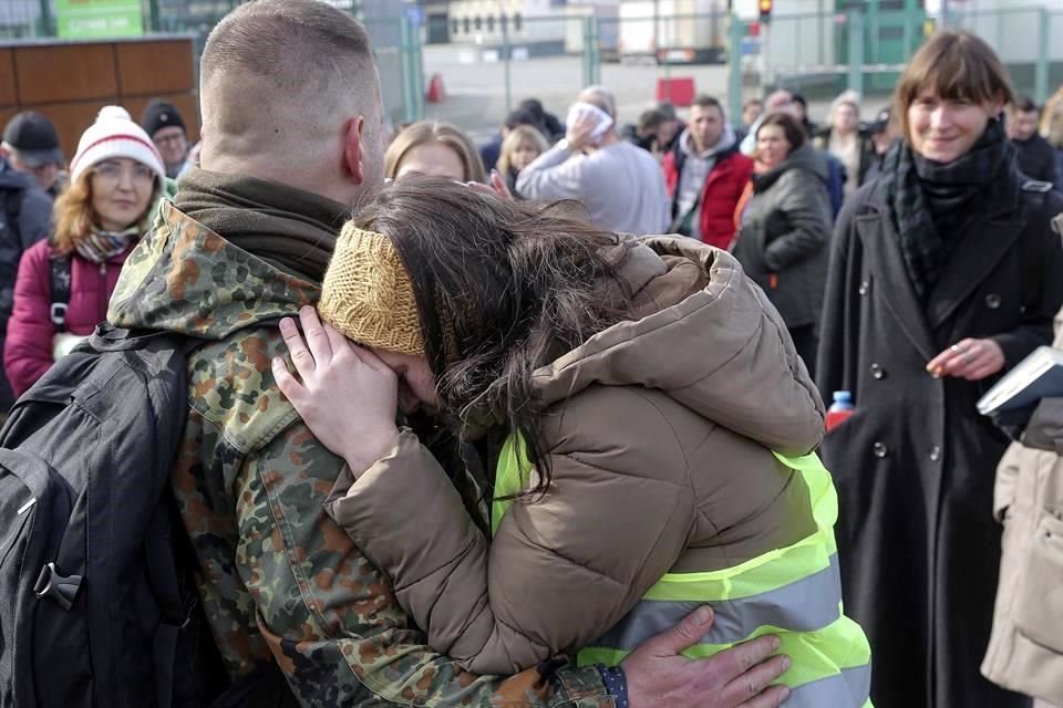 Dos personas se abrazan en un puto fronterizo entre Polonia y Ucrania.