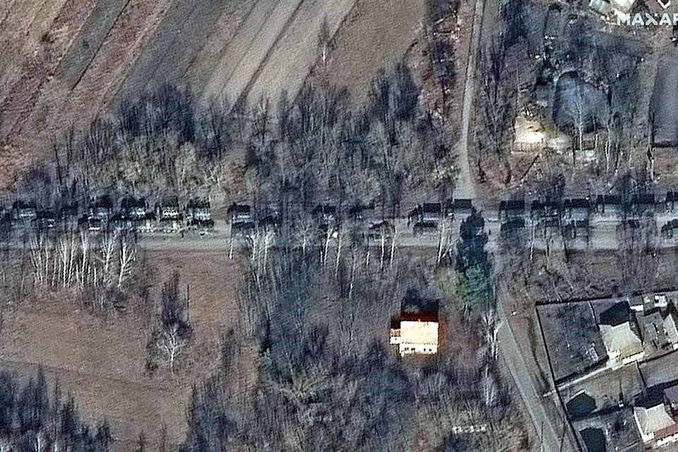 La imagen satelital de Maxar Technologies muestra el convoy en la zona de Ivankiv, Ucrania.