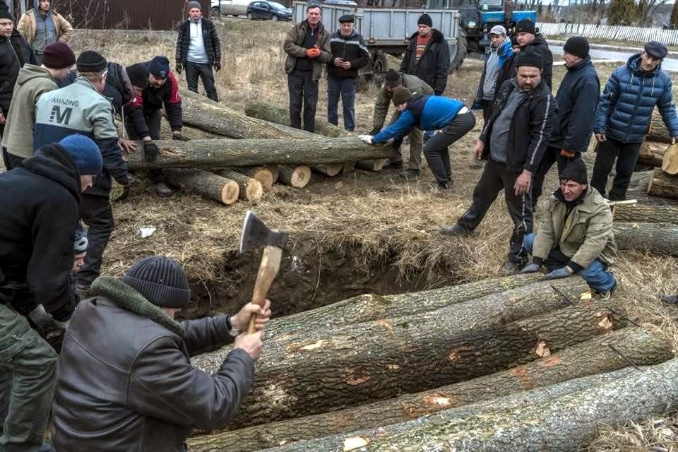 Ucranianos en Hushchyntsi trabajan en la construcción de un búnker.