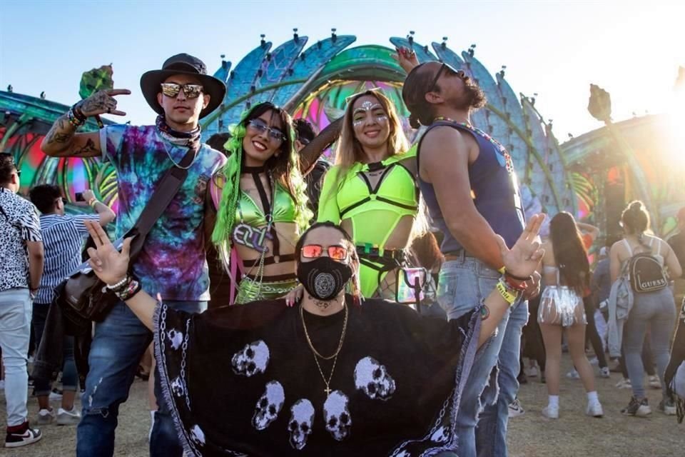 Con el deseo de superar los 90 mil asistentes en su tercer día de locura, el EDC (Electric Daisy Carnival) ha logrado 'fumigar' con alcohol al público.