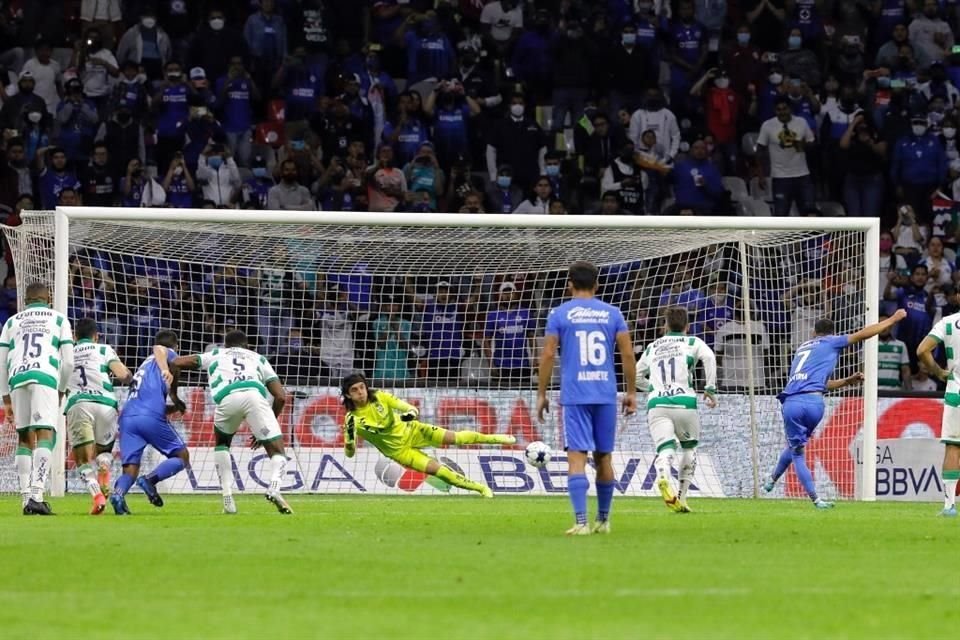 Carlos Acevedo detuvo un penal en el juego.