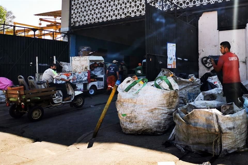 Trabajadores de limpia en la Alcaldía Cuauhtémoc, a cargo de Tlatelolco, mostraron cómo los vecinos en la unidad habitacional omiten la práctica de separar.