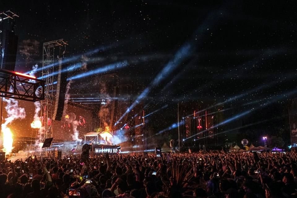 Disfrutan 95 mil personas del tercer y último día del Festival EDC (Electric Daisy Carnival), con artistas como Claptone y Alesso.