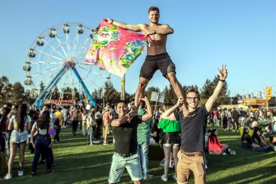 Disfrutan 95 mil personas del tercer y último día del Festival EDC (Electric Daisy Carnival), con artistas como Claptone y Alesso.