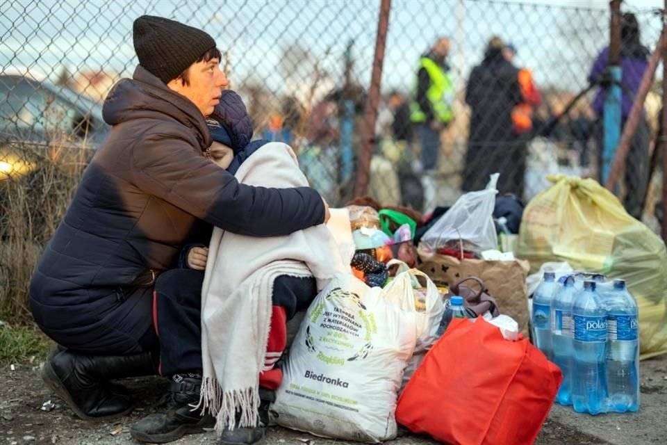 Personas de Ucrania llegando a Medyka, Polonia.