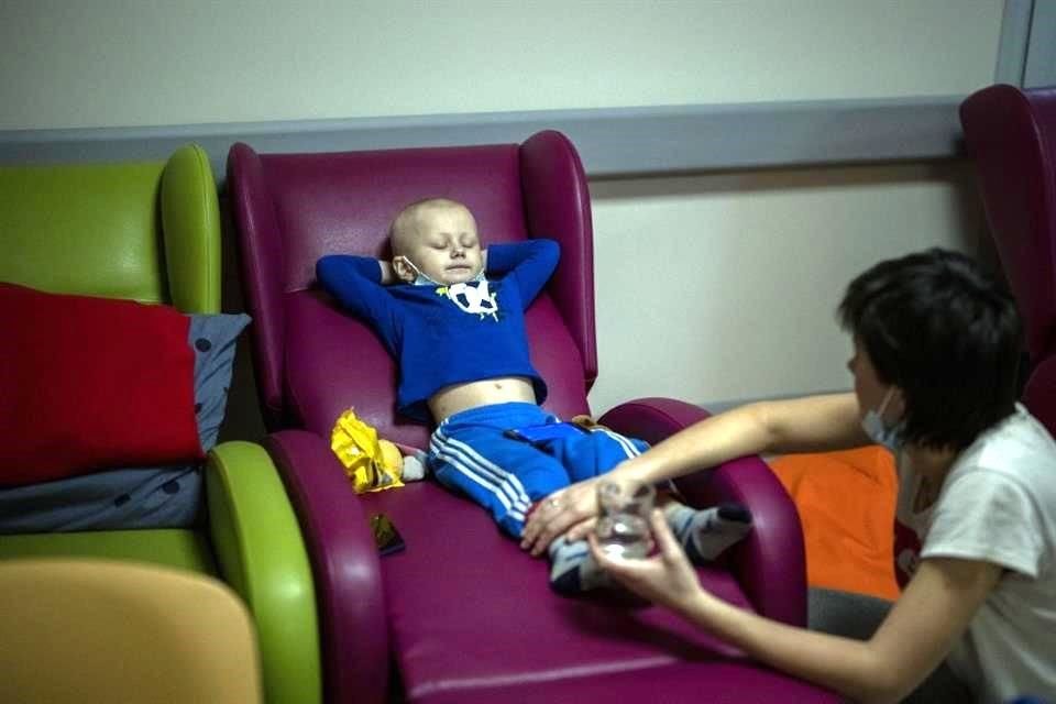 Un niño paciente de cáncer descansa en un sillón del hospital Ohmadyt en Kiev.