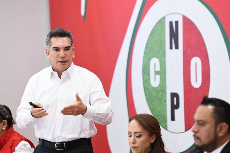 La diputada Cristina Ruiz, líder de la CNOP (al centro), destapó al líder del PRI, Alejandro Moreno, para la candidatura presidencial de 2024.