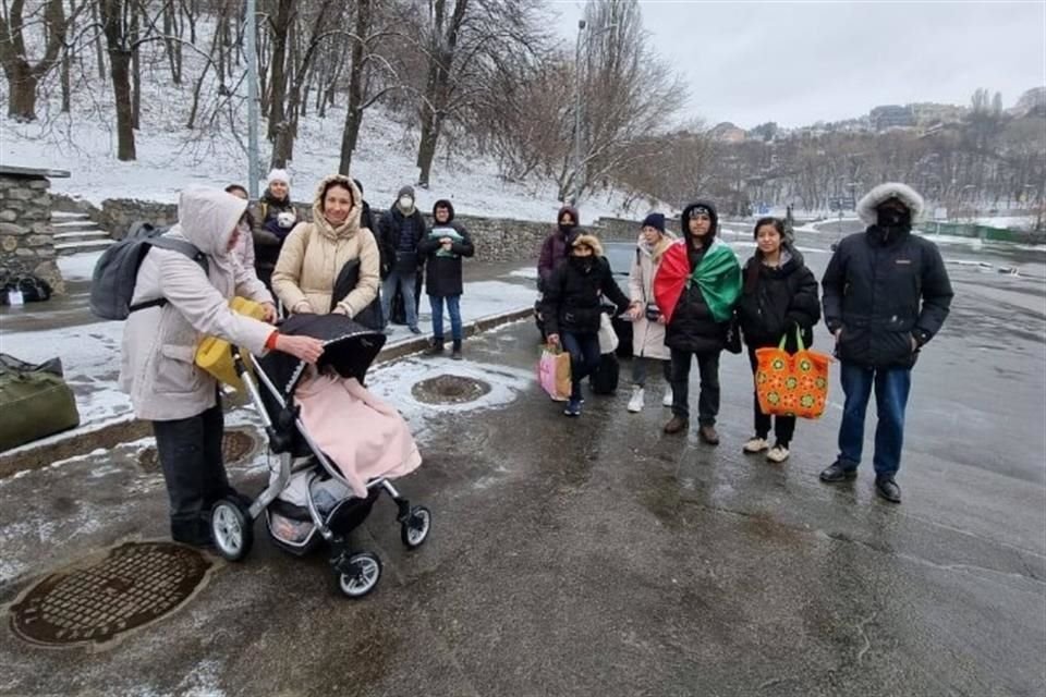 De camino a Siret, el Jefe de la Oficina del Canciller, Daniel Millán, detalló que se trata de un grupo de 18 personas, que en una ventana de de oportunidad abordaron un autobús.