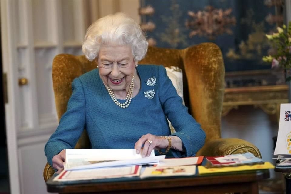 La Reina Isabel II se reunió este martes de forma virtual con embajadores de Chad y Andorra, lo que indica que ya casi venció al Covid-19.