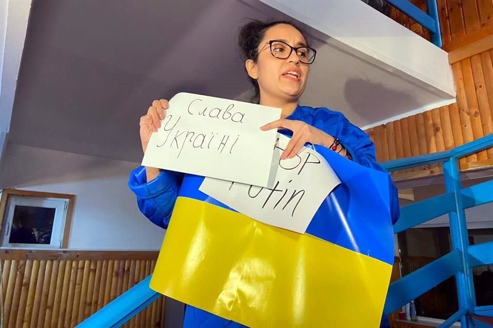 Rosalía Tovar sujetó una bandera ucraniana y dos letreros, uno en contra de Vladimir Putin y otro enalteciendo a Ucrania.