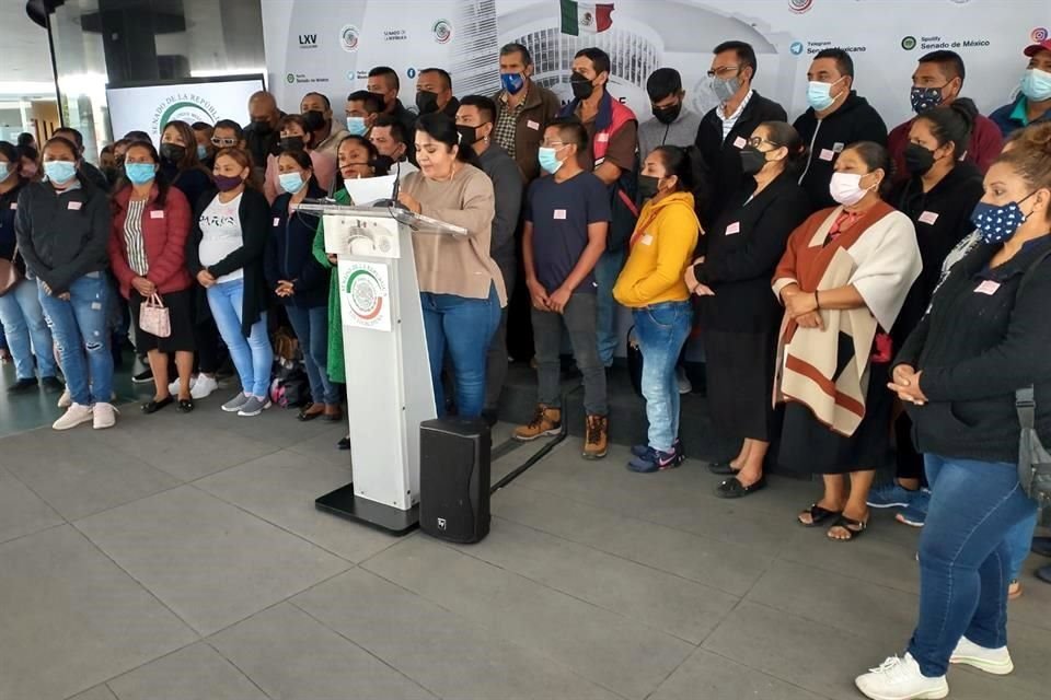 Desplazados por la violencia en Guerrero en conferencia de prensa en la Cámara alta con la senadora Nestora Salgado.
