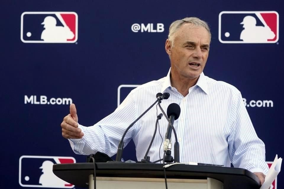 Rob Manfred confirmó que no se jugarán las dos primeras series de la temporada regular.