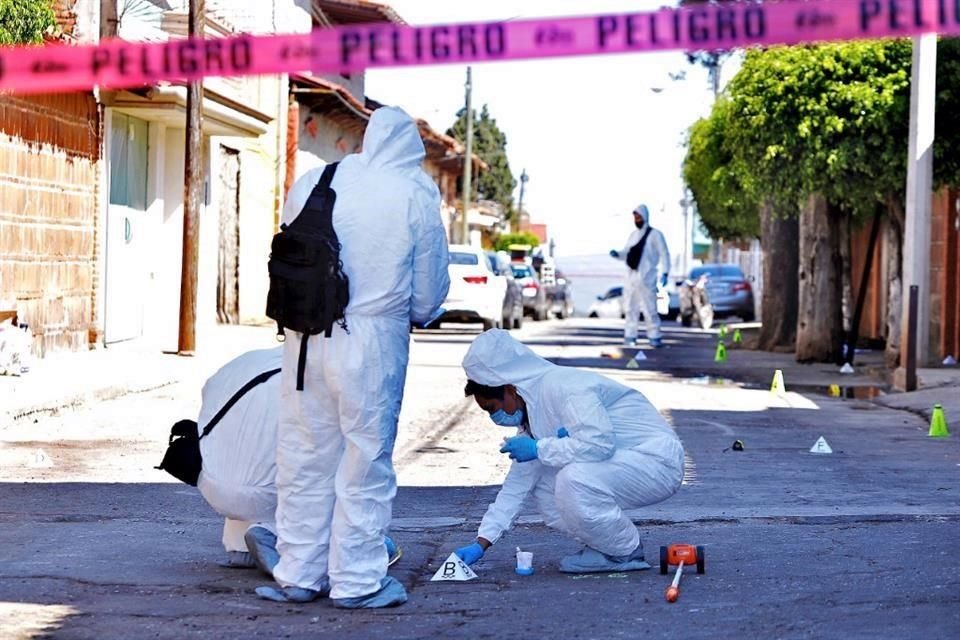 SIN CUERPOS, SOLO BALAZOS. Peritos hallaron 94 casquillos en San José de Gracia, Michoacán, donde ejecutaron el domingo a 17 personas.