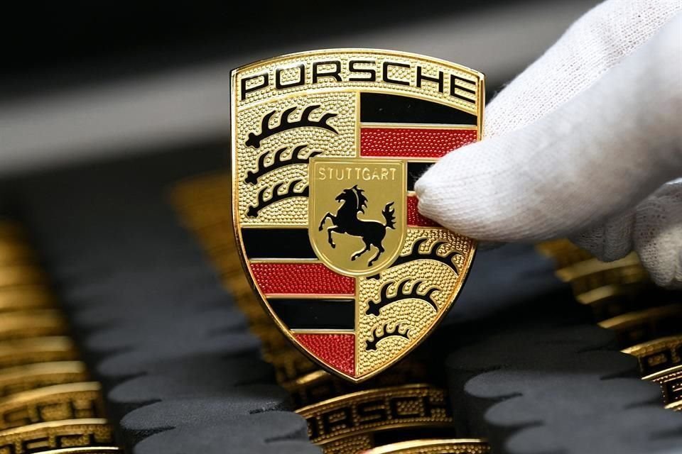 Las acciones de Porsche bajaban un 1.13 por ciento, a un nuevo mínimo de 85.92 euros.