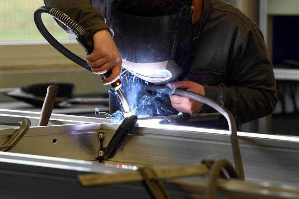 Las horas que trabajó el personal ocupado total de las manufacturas disminuyeron 1.39 por ciento.