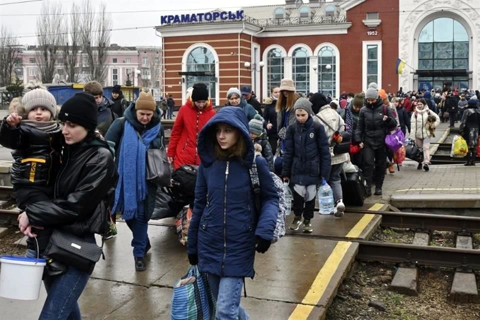 Personas caminan hacia estación de tren en Kramatorsk, en el oeste de Ucrania.