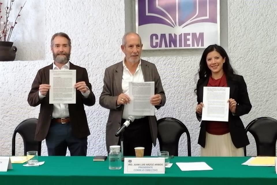 Carlos Hassey, director legal de Mercado Libre; Juan Luiz Arzoz, titular de la Caniem, y Quetzalli de la Concha, presidenta del Cempro, durante la firma del convenio.