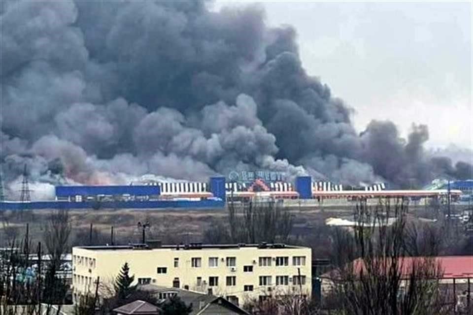 Reportes en redes indican que se registran bombardeos en el puerto estratégico de Mariupol, Ucrania.