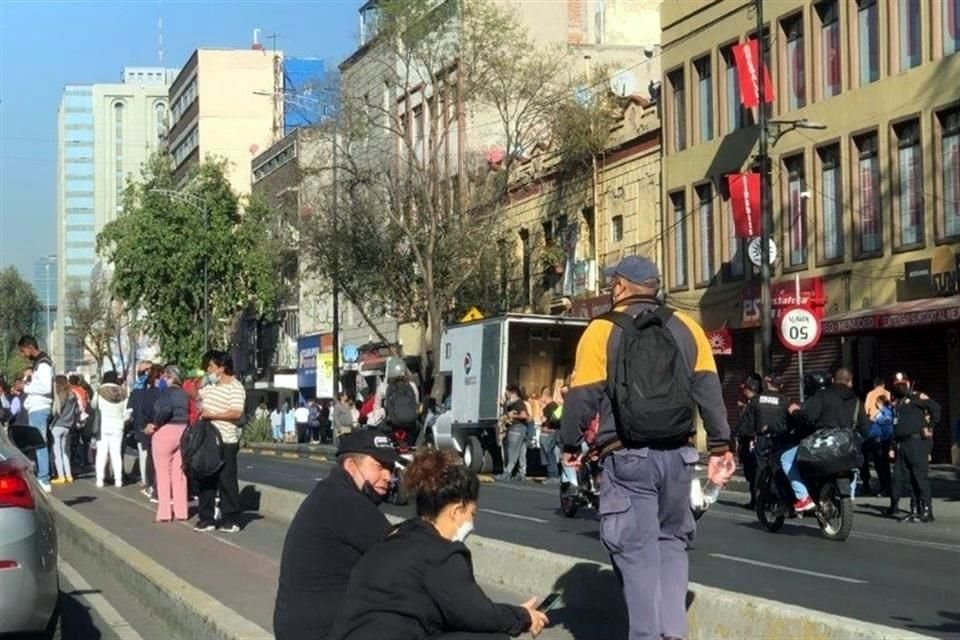 En Izazaga, en el centro de la Capital, la gente salió de los edificios.