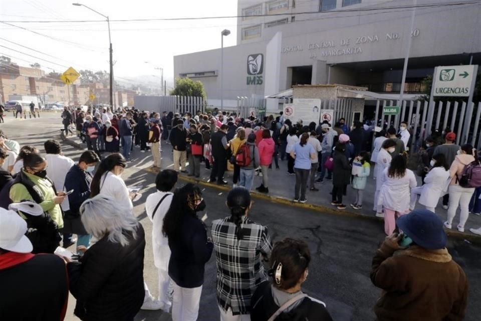 Evacuación de pacientes y personal médico por el temblor en el Hospital General número 20 La Margarita en Puebla.