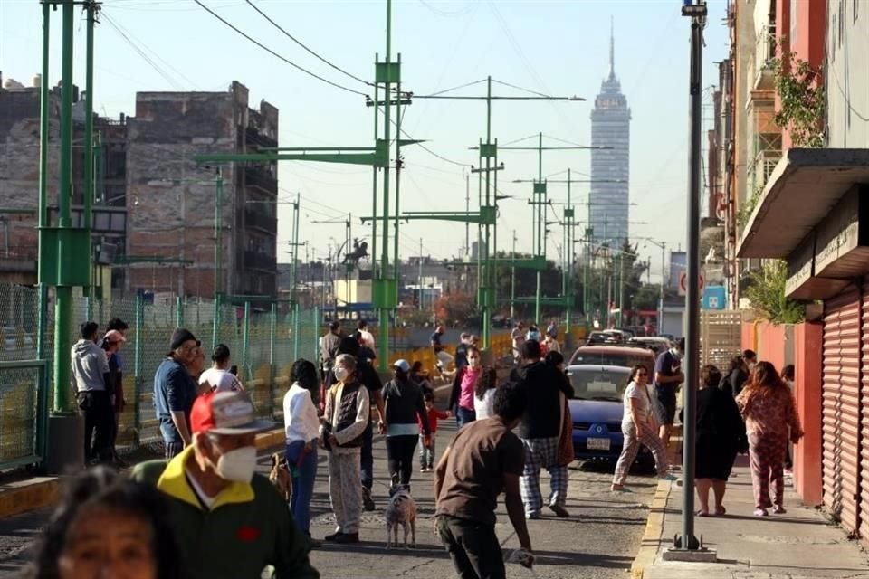 La gente salió a resguardarse a la Avenida Eje Central.