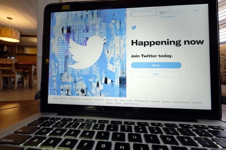 El directorio de Twitter protegió la compra de la red social al adoptar un plan que incluye el pago de una prima a accionistas.