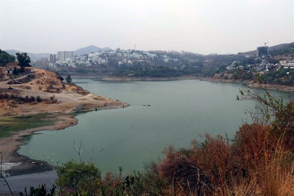 Debido a que el vertedor para desalojar el agua excesiva de la Presa Madín está en medio de colonias, el nivel del embalse cambia al iniciar la temporada de lluvias. 