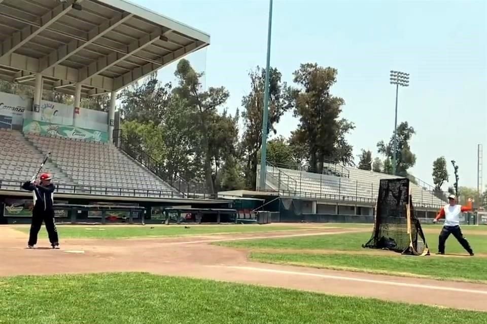 A 5 días de ser sometido a un cateterismo, Presidente López Obrador practicó beisbol en el deportivo Alianza de Tranviarios, en Iztapalapa.