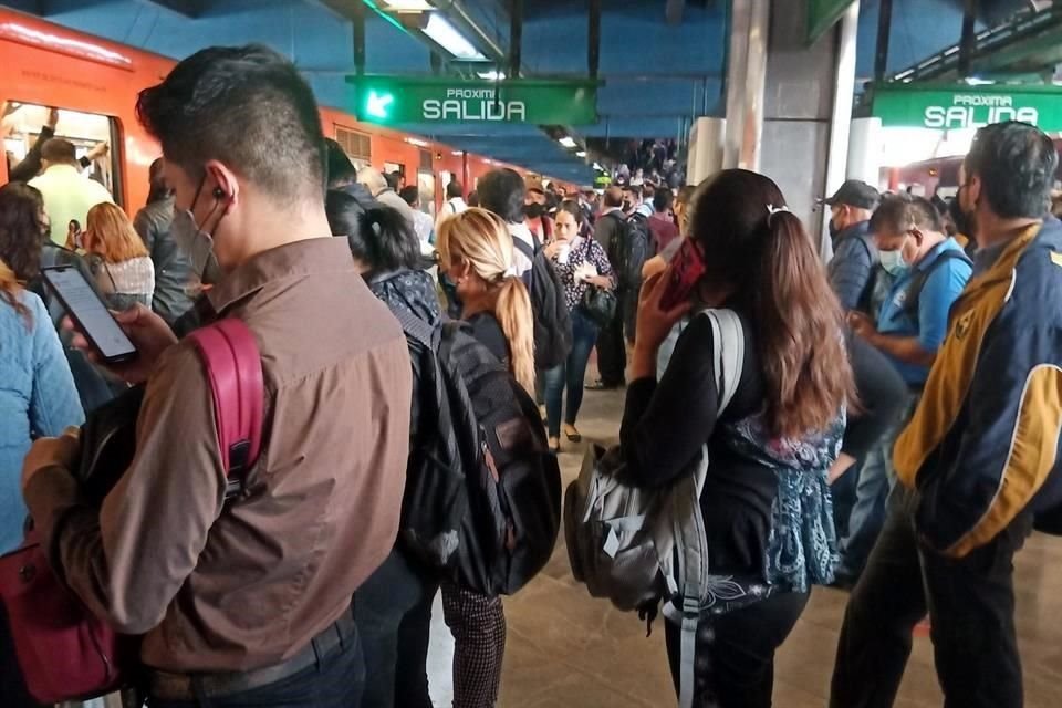 Los tiempos de espera por tren en la Línea 8 son de hasta 30 minutos.