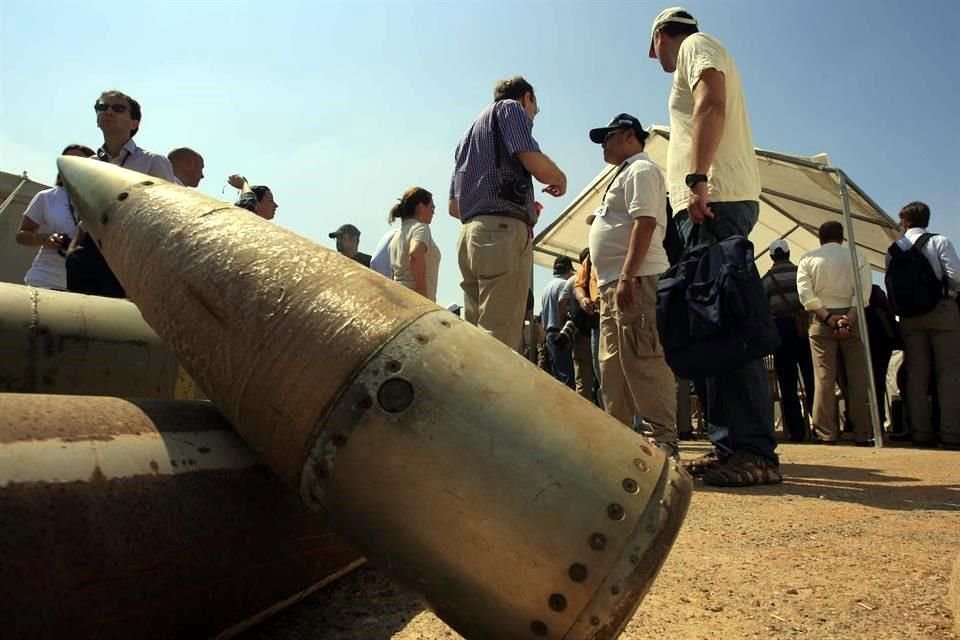 Las bombas de racimo pueden quedarse bajo la tierra por décadas, con riesgo de explotar mucho después, lo que impide regresar a las zonas de conflicto.