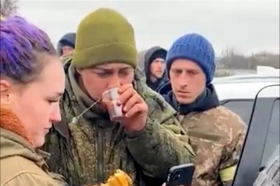 Un soldado ruso capturado fue alimentado por ucranianos, quienes le comunicaron a su mamá.