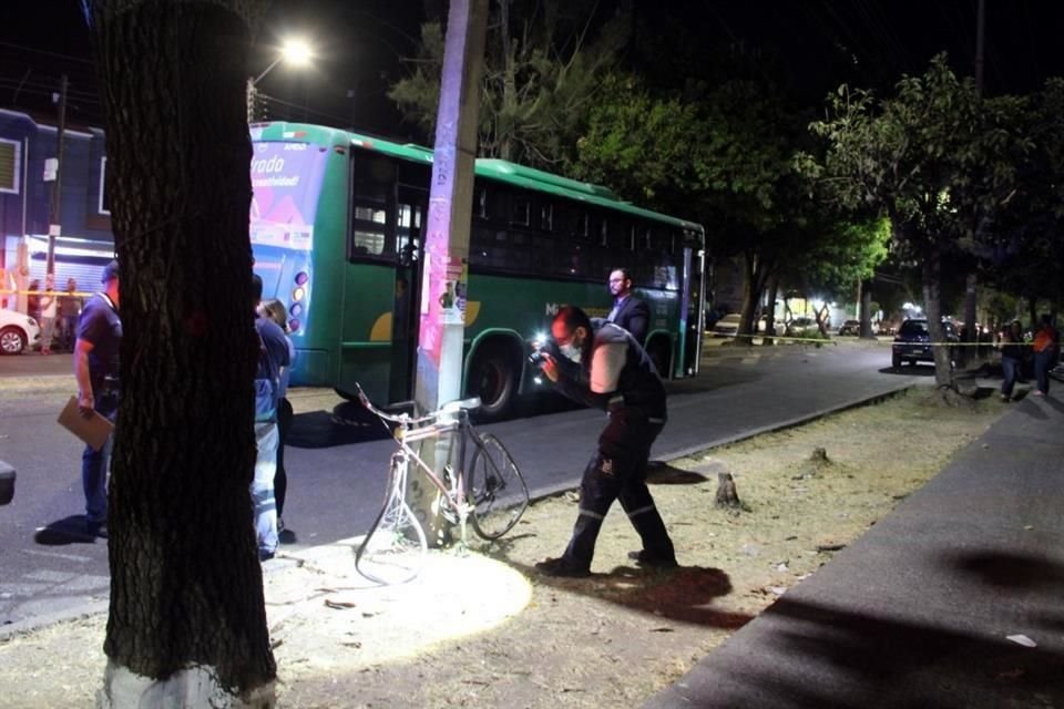 La víctima quedó cerca de las llantas traseras del autobús.